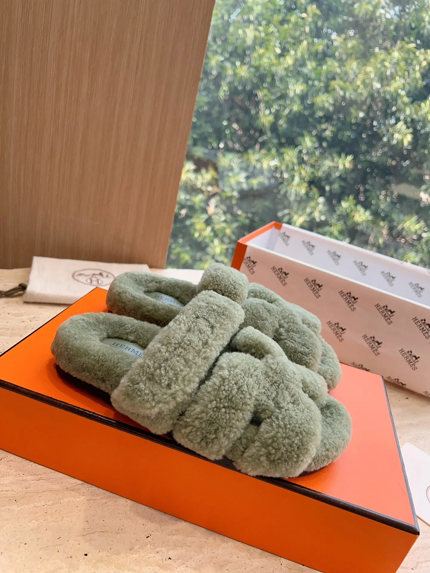 👟👟Ex-factory price 500👟👟 (Top version) Hermes Hermès Second Uncle Fur Slippers Can be made without standard: [Note: No standard needs to be customized] In 2024, the official website and Xiaohongshu will synchronize the latest color matching Hermès hot models, upgraded workmanship, high quality! Fashionable small wool H-slip autumn and winter style flat-soled wool mop. Fabric: Imported lamb's roll real wool. Lining: Imported lamb's roll real wool. Outsole: Genuine leather outsole. Size: 35-43, [Note: 41, 42, 43 customized]